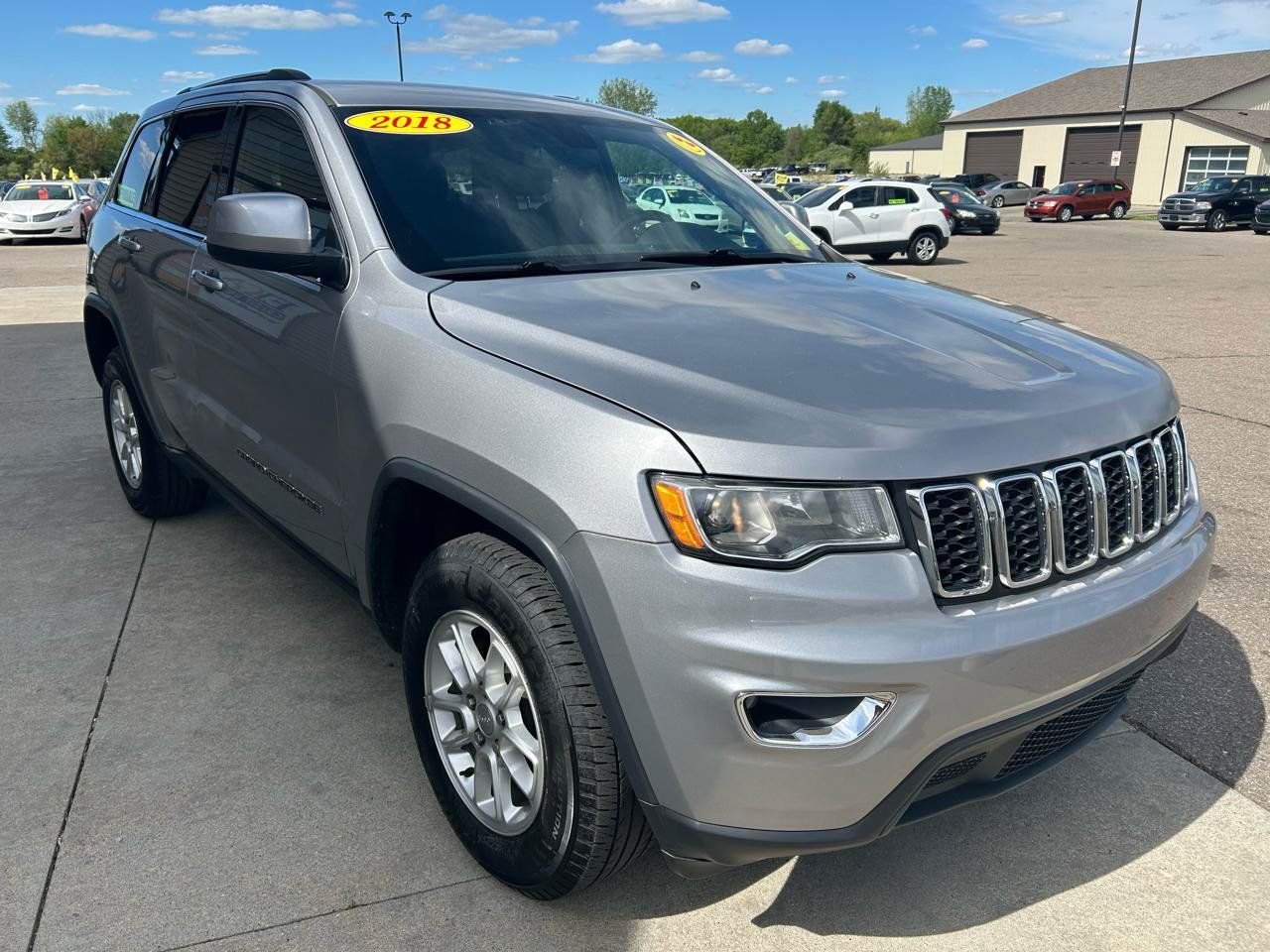 Used 2018 Jeep Grand Cherokee Laredo AWD/4WD image 3