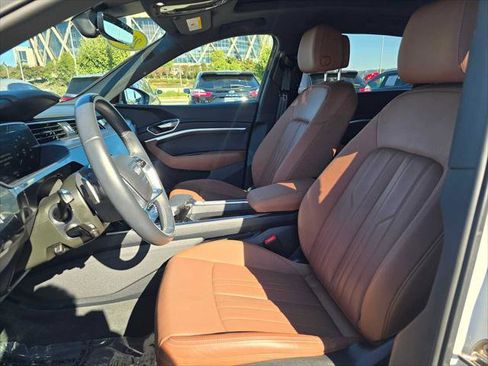 Used 2024 Audi Q8 e-tron Premium Plus image 23