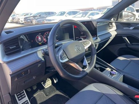 Used 2025 Volkswagen Tiguan SE R-Line image 12