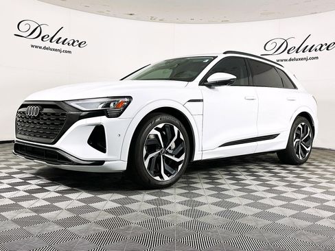 Used 2024 Audi Q8 e-tron Premium Plus w/ Premium Plus Package image 3