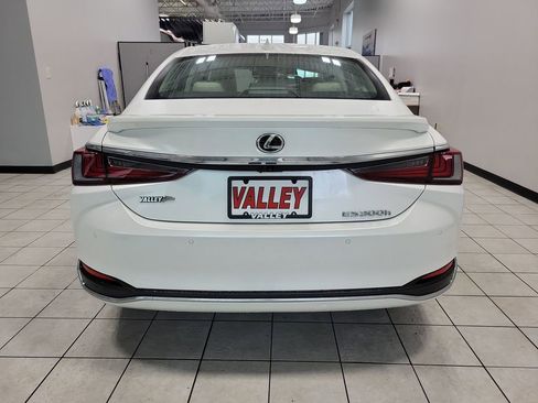 Used 2024 Lexus ES 300h w/ Premium Package FWD image 9