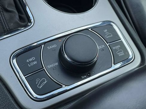 Used 2018 Jeep Grand Cherokee Overland AWD/4WD image 18