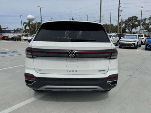 New 2025 Volkswagen Taos SE image 4