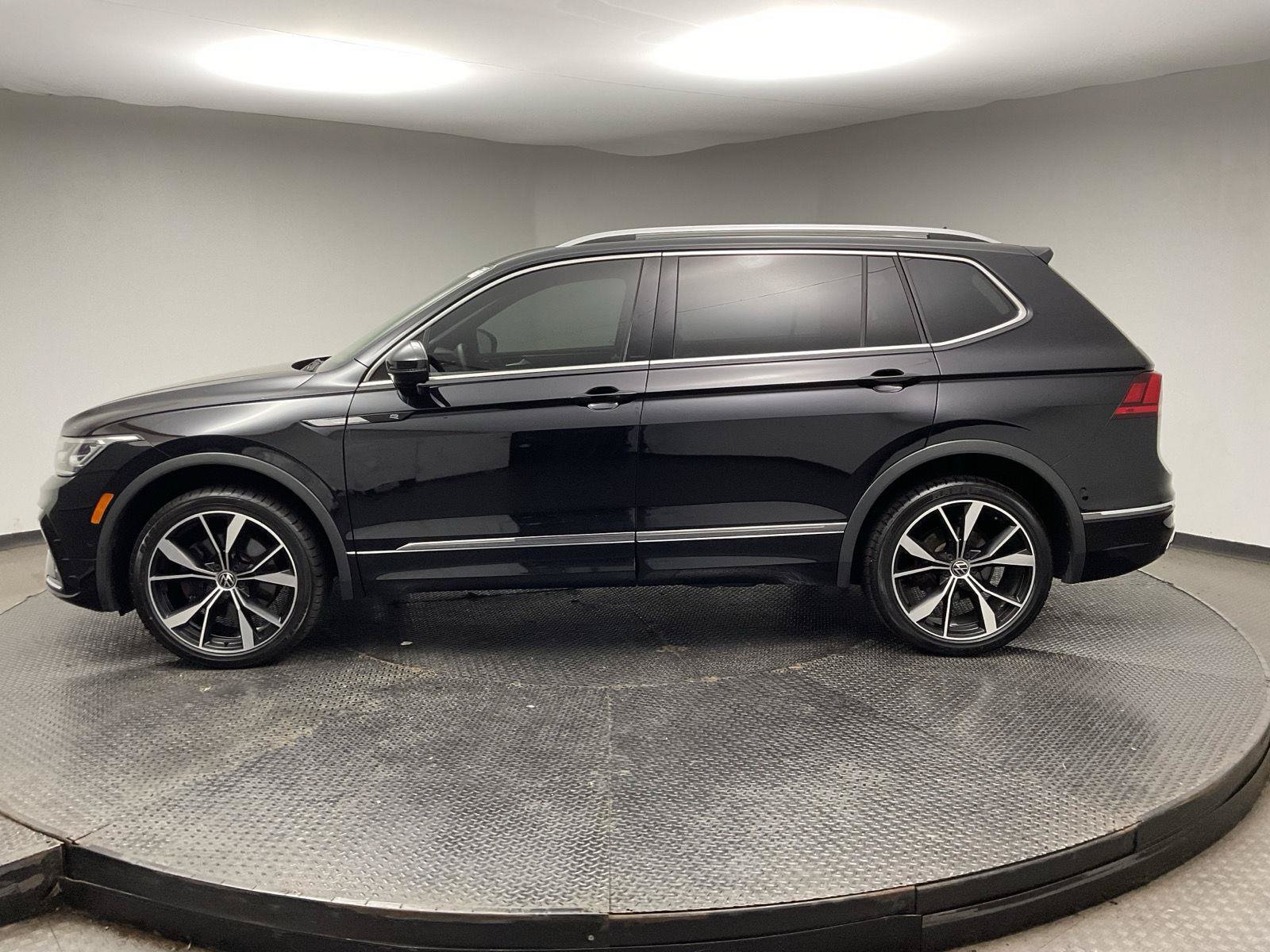 Used 2023 Volkswagen Tiguan SEL R-Line AWD/4WD image 4
