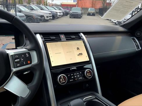 Certified 2025 Land Rover Discovery Dynamic SE AWD/4WD image 6