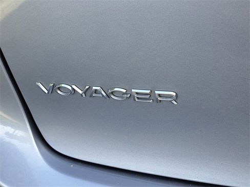 Used 2020 Chrysler Voyager L image 7