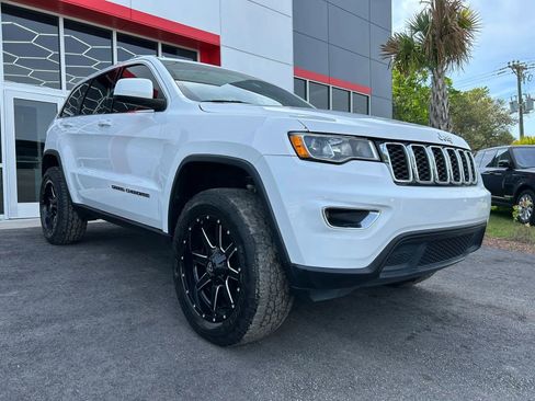 Used 2017 Jeep Grand Cherokee Laredo w/ Quick Order Package 23E image 3