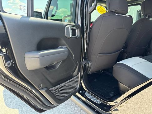 Used 2025 Jeep Gladiator Sport AWD/4WD image 15