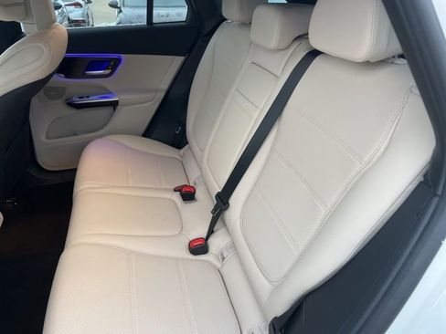 Used 2025 Mercedes-Benz GLC 300 4MATIC image 8