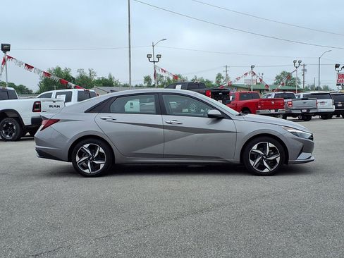 Used 2023 Hyundai Elantra SEL w/ Convenience Package FWD image 2