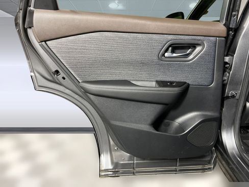 Used 2023 Nissan Rogue SV image 22