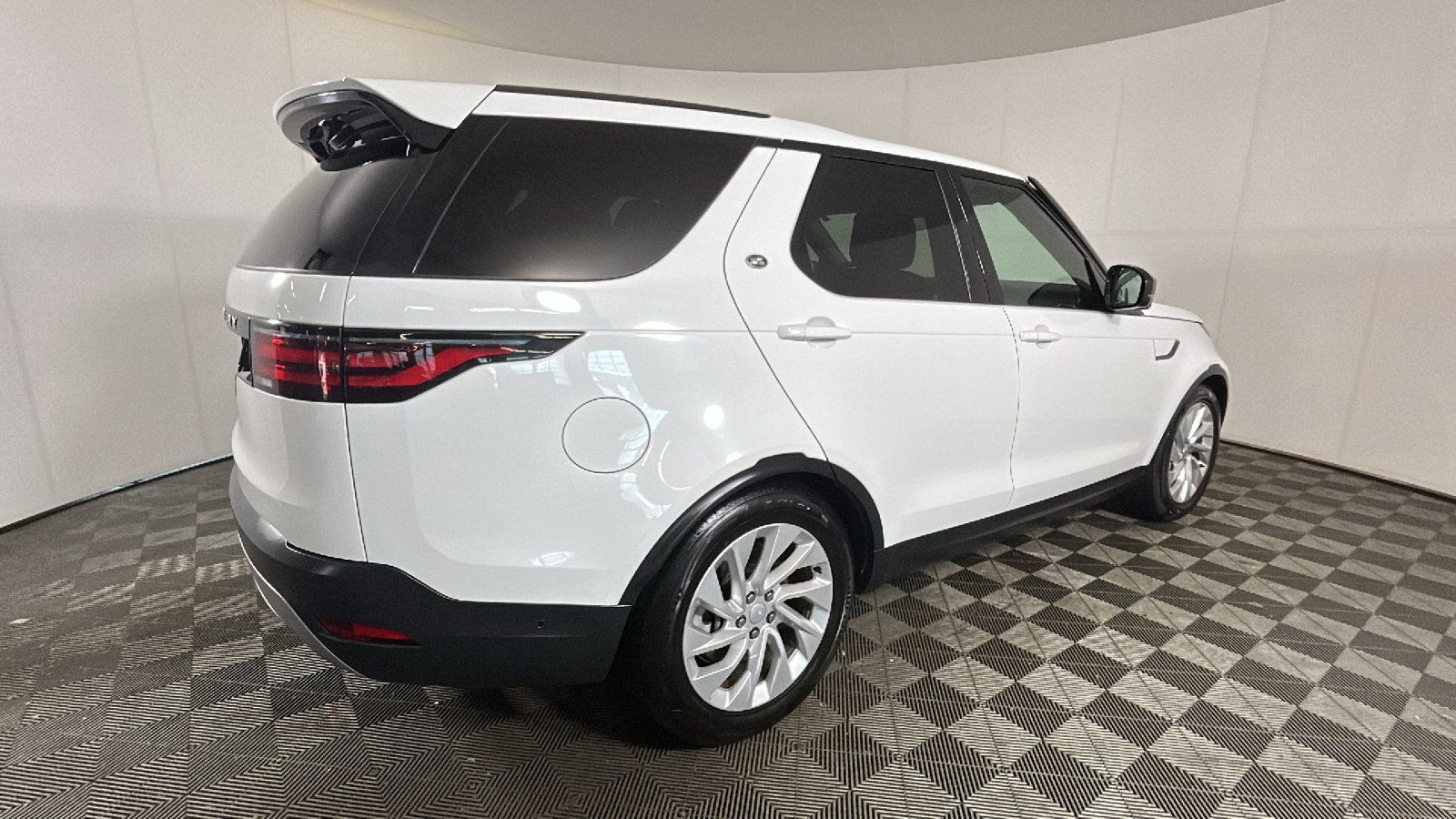 Used 2024 Land Rover Discovery S AWD/4WD image 2