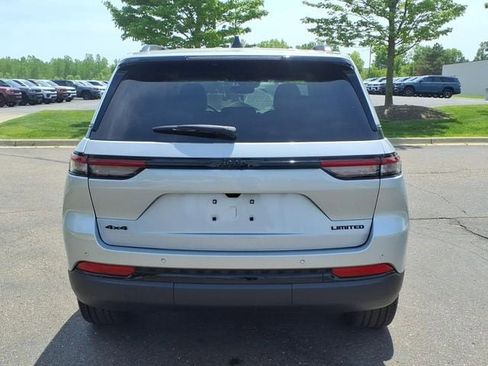 Used 2023 Jeep Grand Cherokee Limited w/ Black Appearance Package AWD/4WD image 5