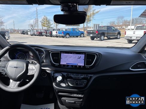 Used 2025 Chrysler Pacifica Select image 2