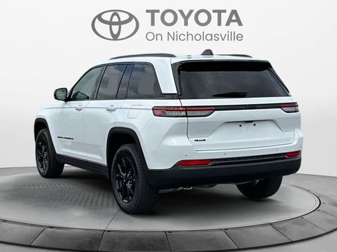 Used 2025 Jeep Grand Cherokee Altitude image 3