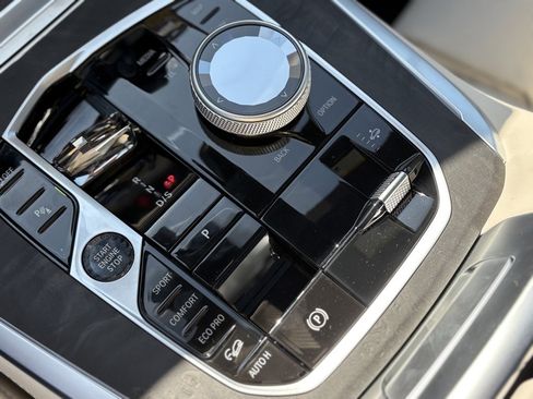 Used 2025 BMW X7 M60i image 11