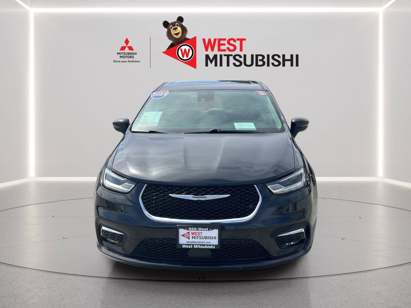 Used 2023 Chrysler Pacifica Touring-L FWD image 8
