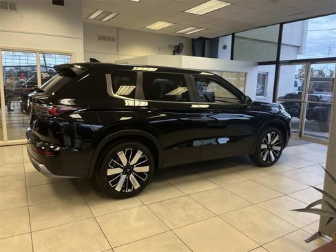 New 2026 Mitsubishi Outlander SE image 6