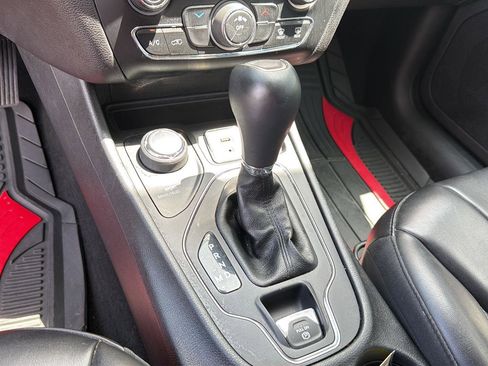 Used 2020 Jeep Cherokee Latitude Plus AWD/4WD image 25