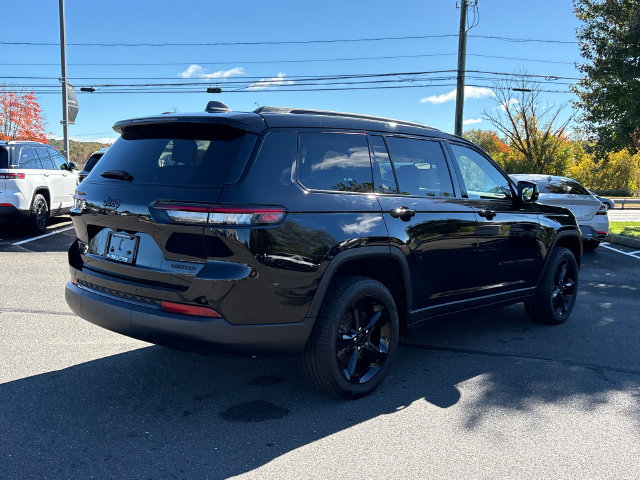 Used 2023 Jeep Grand Cherokee L Limited w/ Black Appearance Package AWD/4WD image 4