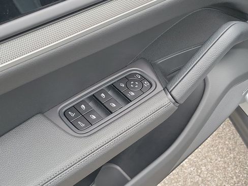 Used 2026 Porsche Cayenne AWD/4WD image 27
