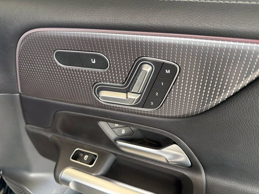 Used 2022 Mercedes-Benz GLB 250 image 30