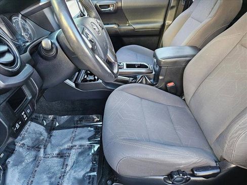 Used 2018 Toyota Tacoma TRD Sport image 15