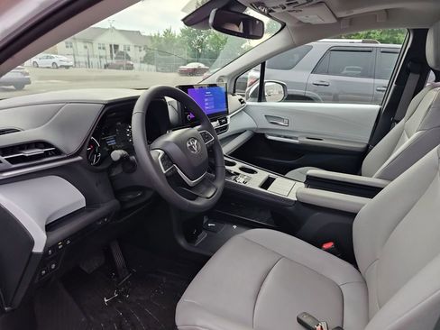 Used 2025 Toyota Sienna XLE w/ XLE Plus Package AWD/4WD image 7