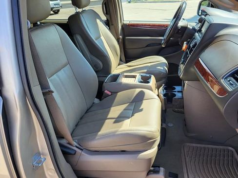 Used 2015 Chrysler Town & Country Touring w/ Driver Convenience Group image 26