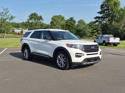 Used 2023 Ford Explorer XLT w/ Equipment Group 202A AWD/4WD image 15