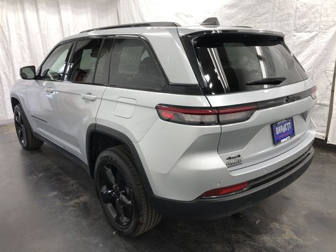 Used 2023 Jeep Grand Cherokee Altitude image 5