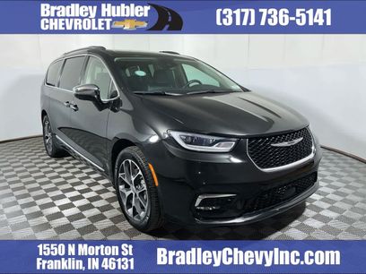 Used 2021 Chrysler Pacifica Limited w/ Uconnect Theater Family Group