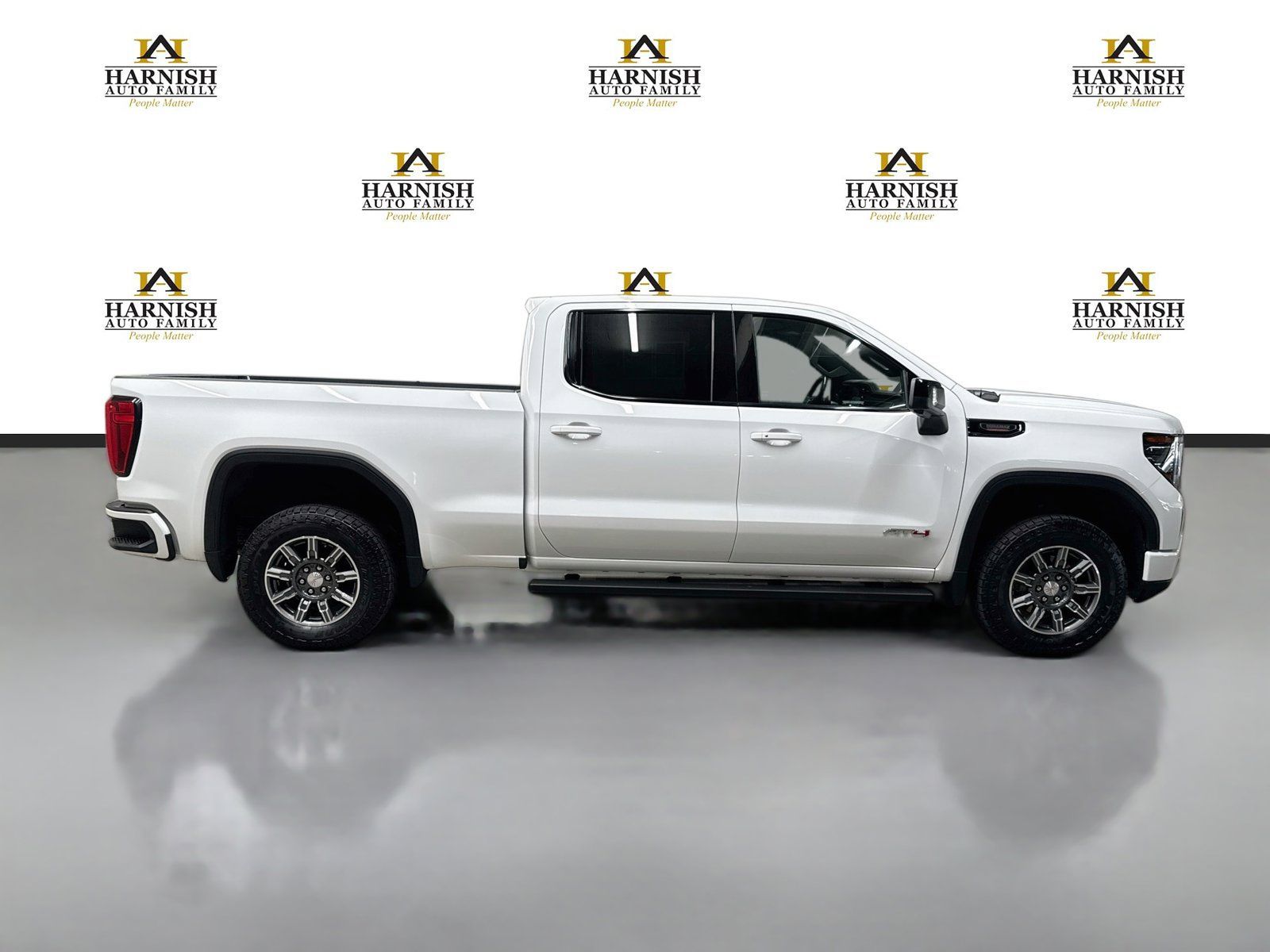 Used 2024 GMC Sierra 1500 AT4 w/ Technology Package AWD/4WD image 4