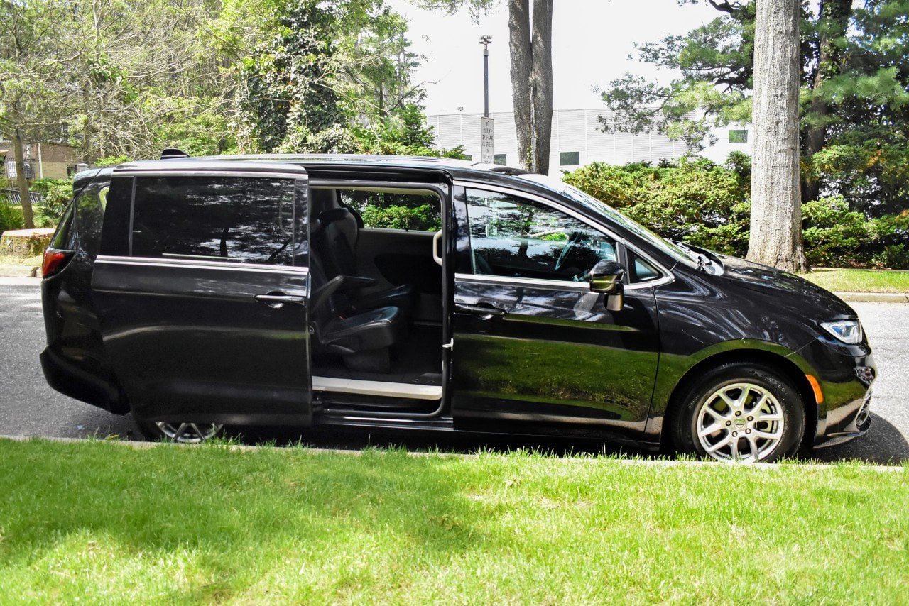Used 2024 Chrysler Pacifica Touring-L FWD image 13
