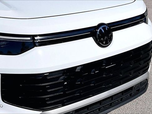 Certified 2025 Volkswagen Tiguan SE image 11