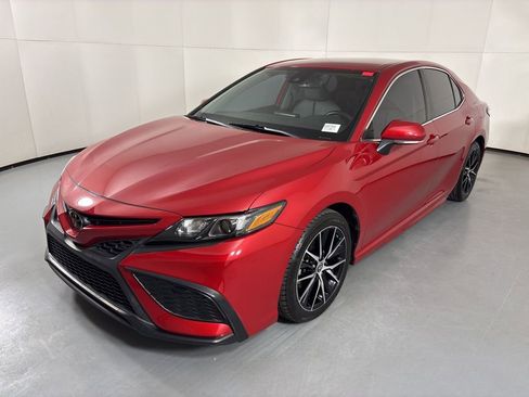 Used 2023 Toyota Camry SE image 4