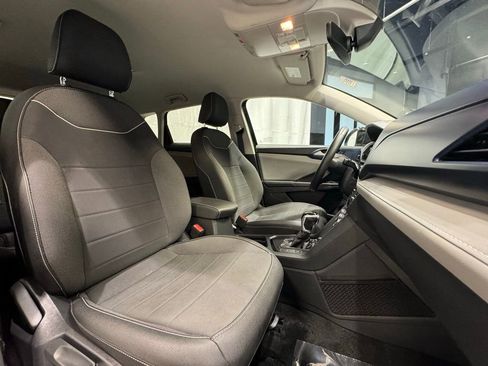 Used 2024 Volkswagen Taos SE image 29