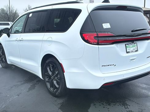 New 2026 Chrysler Pacifica Limited w/ Uconnect Theater Family Group image 5