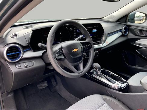 Used 2025 Chevrolet Trax LT FWD image 16