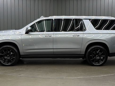 Used 2024 Chevrolet Suburban High Country AWD/4WD image 2