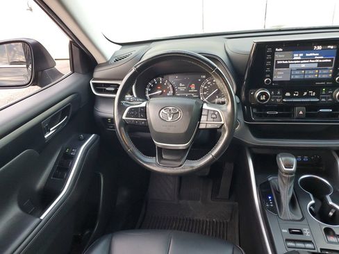 Used 2022 Toyota Highlander XLE AWD/4WD image 12