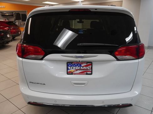 Used 2018 Chrysler Pacifica Touring-L w/ Premium Audio Group FWD image 10