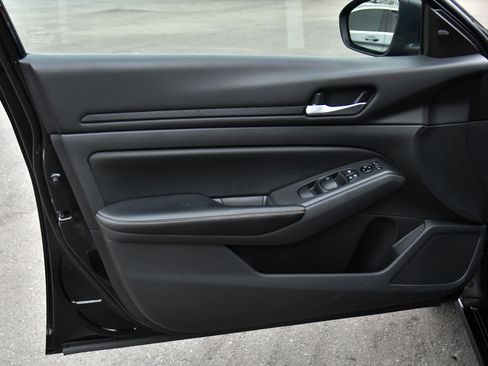 Used 2024 Nissan Altima 2.5 SV image 13