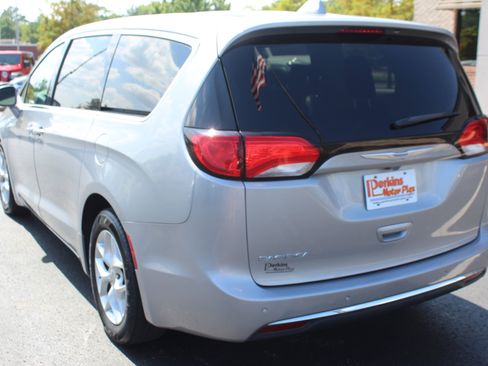 Used 2019 Chrysler Pacifica Touring Plus w/ Tire & Wheel Group FWD image 8