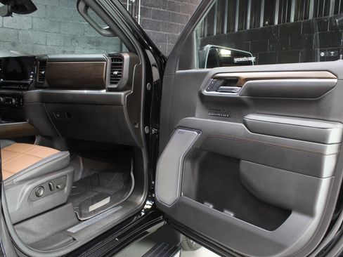 Used 2025 Chevrolet Silverado 1500 High Country w/ High Country Premium Package AWD/4WD image 31