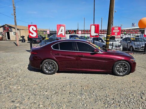 Used 2017 Alfa Romeo Giulia image 4