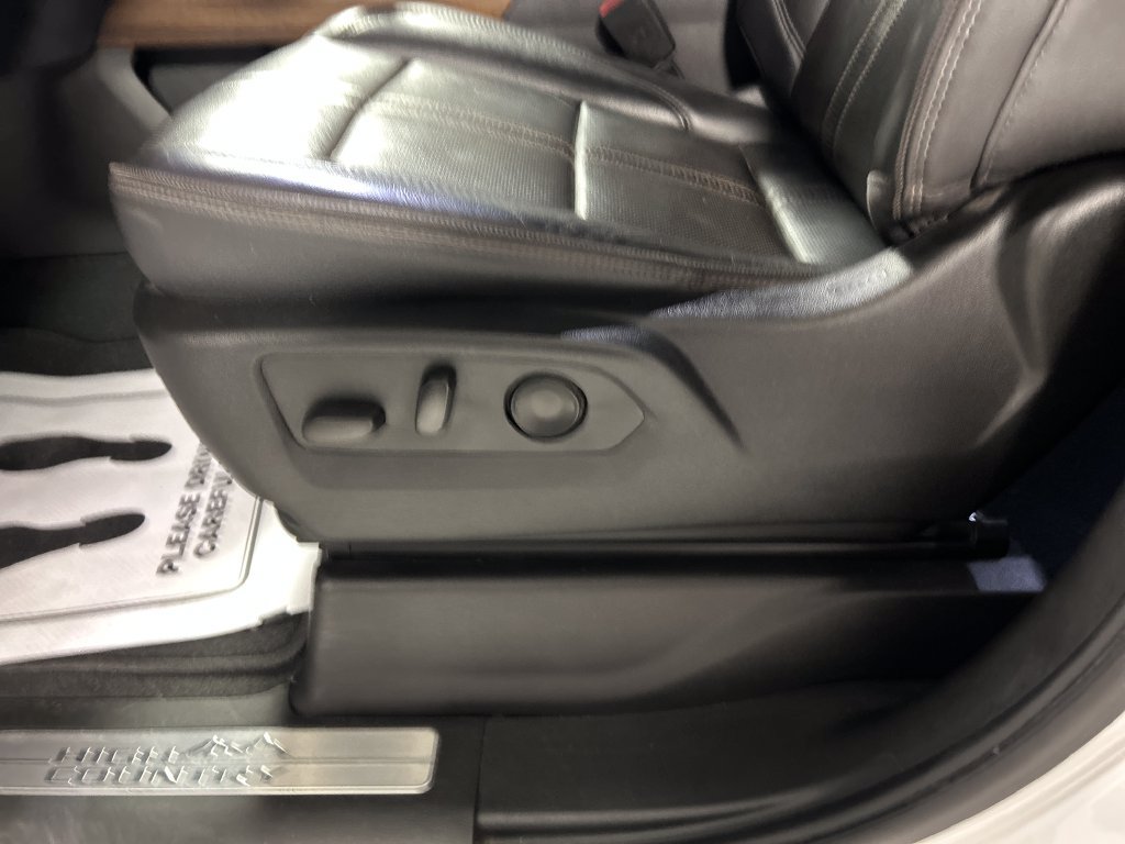 Used 2022 Chevrolet Silverado 1500 High Country w/ Technology Package AWD/4WD image 13