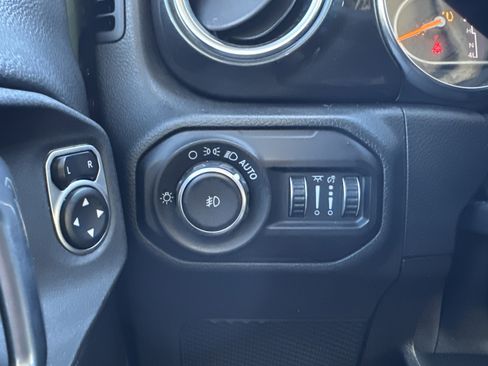 Used 2020 Jeep Wrangler Unlimited Sahara image 33
