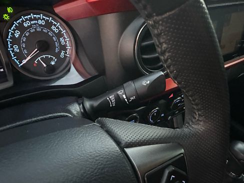 Used 2018 Toyota Tacoma SR image 47