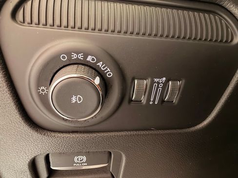 Used 2025 Jeep Wagoneer 4WD image 32